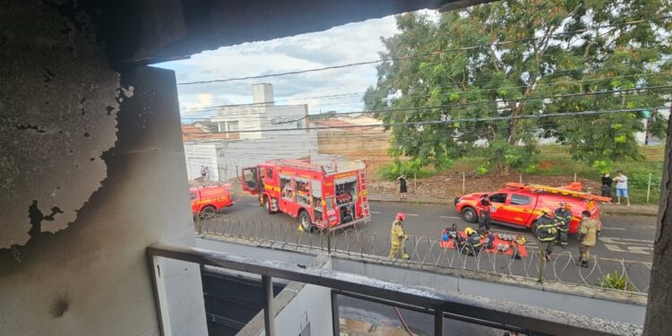 Incêndio destrói sobrado no bairro Umuarama, em Uberlândia