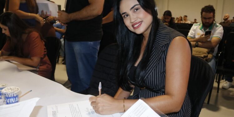 Prefeitura de Montes Claros dá posse para aprovados no concurso público