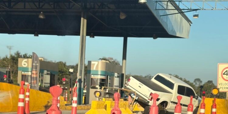 Motorista perde controle da direção e bate caminhonete em estrutura de pedágio na MG-050