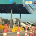 Motorista perde controle da direção e bate caminhonete em estrutura de pedágio na MG-050