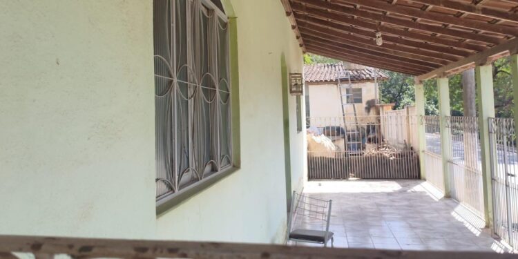 Após verem gaiola em varanda, PMs apreendem aves, munições e armas em Itambacuri