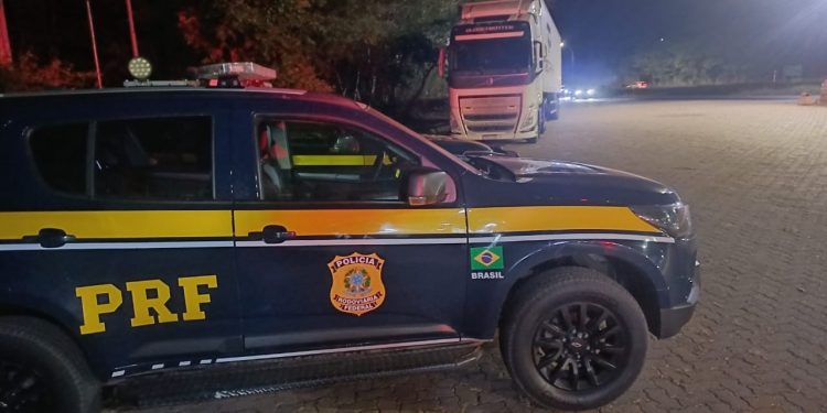 PRF retém carga de empresa de vendas on-line transportada sem nota fiscal na BR-251