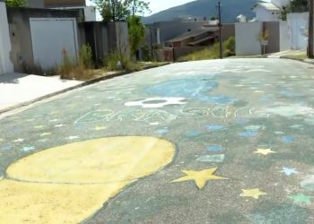 Moradores pintam rua em Poços de Caldas em homenagem a Mauro Ramos, capitão da Seleção em 1962
