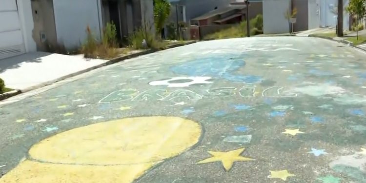 Moradores pintam rua em Poços de Caldas em homenagem a Mauro Ramos, capitão da Seleção em 1962