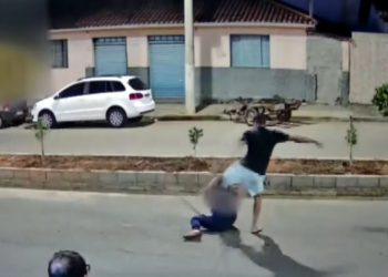 Homem é procurado após chutar cabeça de mulher durante briga em Muzambinho, MG